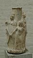 Hekateion (kleine cultuszuil van Hekate). De godin met drie lichamen, waaromheen drie Chariten dansen. Attika, ca. 250 vot, Glypothek, München