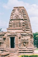 La decoración del templo Kasivisvanatha del siglo IX en Pattadakal incluye gavakshas en varias formas.