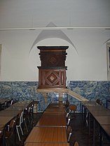 Una de las salas de clases de la Universidad de Évora, conservando la fachada de azulejos de los jesuitas.