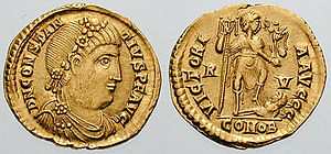 Auf der Vorderseite ist Constantius III. selbst als fülliger Mann im Seitenprofil dargestellt.