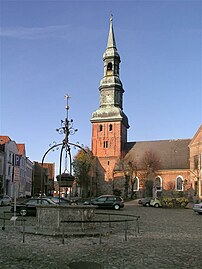 Torget med Sankt Laurentius Kirke og brønn frå 1613