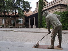 Escultura a los operarios del servicio de limpieza.