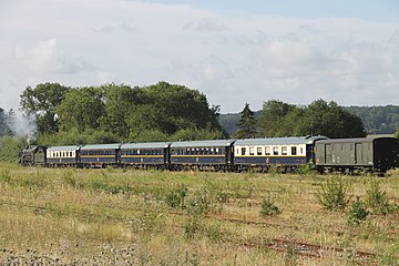 Voitures rachetées par la SNCF tractées par la 231 G 558 du Pacific Vapeur Club quittant la Gare de Glos - Montfort.