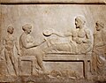 Relevo votivo que mostra un banquete funerario. Século V a. C.