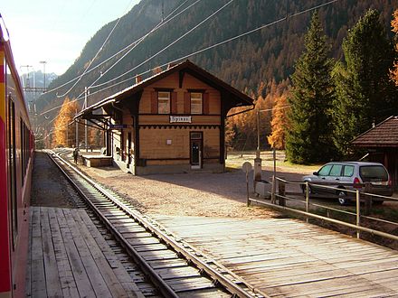 Southbound train after leaving Albula tunnel in Spinas Südwärts fahrender Zug nach dem Velassen des Albulatunnes in Spinas