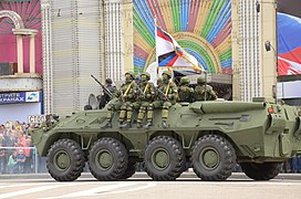 Arsen Pavlov et les troupes du bataillon Sparta sur un BTR-80 lors du défilé du jour de la victoire de Donetsk 2016