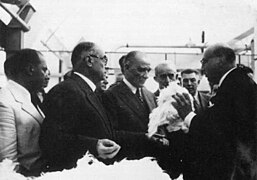 Atatürk Nazilli Basma Fabrikası'nın açılışında (1937).jpg