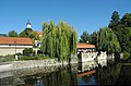 Sachgesamtheit Mühlteich mit Entenhäuschen und Gartenpavillon (Sachgesamtheitsteile) und Schillerpark mit älterem Baumbestand (Gartendenkmal)