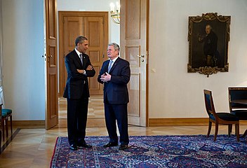 Başkanlar Barack Obama ve Joachim Gauck Bellevue'de, arka planda Graff'ın Büyük Frederick portresinin bir versiyonu