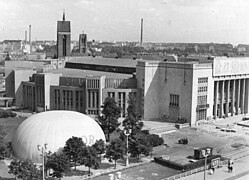 Deutsche Sporthalle in schräger Draufsicht, 1964