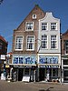 Hoekpand Oude-Manhuissteeg. Monumentaal bouwlichaam met aan de Marktzijde een tot puntgevel genormaliseerde topgevel