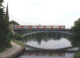 Metrotrein op de historische Kuhmühlenteichbrücke.