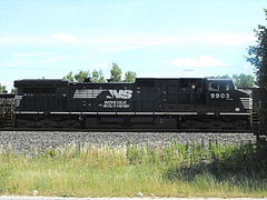 NS #9903 Dash 9-40CW avec deux autres locomotives remorquant un train de marchandises à Elkhart (Indiana).