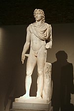 Statue colossale d'Hélios, dieu du soleil. Moyenne Égypte. Mi-IIe siècle de notre ère. H. 274 cm.