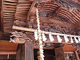 拝殿の嶋村俊表の彫り物（2009年4月撮影）