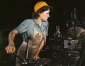 Metallarbeiterin an Drehbank, Flugzeugfertigung im Krieg, USA, 1942