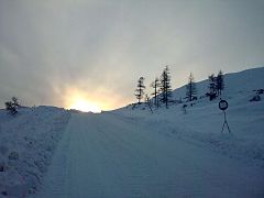 Carretera de invierno cerca de la mina Goltsovoy (cordillera Kolyma)