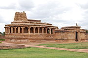 Zunanji pogled templja Durga iz 8. stoletja na kompleks Aihole. Kompleks Aihole vključuje hindujske, budistične in džainistične templje in spomenike.