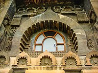 Exterior de la sala chaitya, cueva 9, Cuevas de Ajanta, siglo I a. C. El marco de la ventana en forma de arco chaitya se repite varias veces como motivo decorativo.