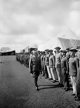 General Karl Amundson inspekterar manskapet vid flygstationen i Rinkaby (1926).