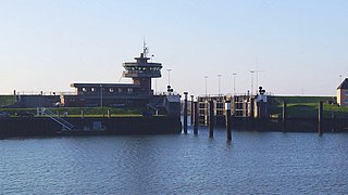 Das Sperrwerk (erbaut bis 1981) am Hafen von Büsum (Foto 2018)