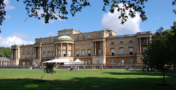 Le palais de Buckingham, vu côté jardin, résidence officielle du souverain britannique.