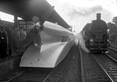 38.–39. KW Der 1930 gebaute Schienenzeppelin auf dem Spandauer Hauptbahnhof mit Fahrziel Hamburg.