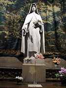 Escultura de Teresa de Lisieux situada en el interior de la catedral