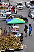 La fruta 'Durian' de venta en una calle de Kota Kinabalu