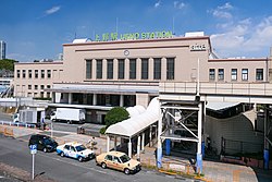 Uenon rautatieaseman pääjulkisivu