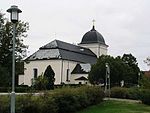 Kyrka och torn är i fullbredd