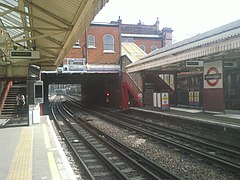 De Piccadilly Line onder het stationsgebouw gezien uit het westen.