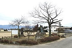 長野県松本市新村にある物くさ太郎伝承地と、そこに立つ物くさ太郎の銅像（右）。