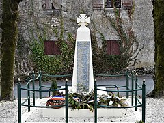 Le monument aux morts de Montrem.