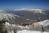 日照岳から望む飛騨高地の御前岳とその左奥の猿ヶ馬場山（2009年4月7日撮影）