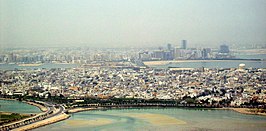 Gezicht over het eiland Muharraq (voorgrond) en Manama (achtergrond)