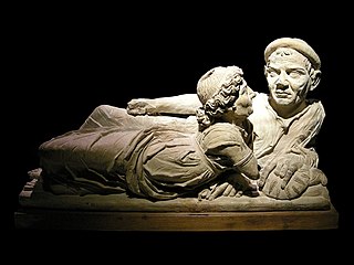 Sculpture en pierre d'un couple en position allongée, l'homme pose un bras autour des épaules de sa compagne.