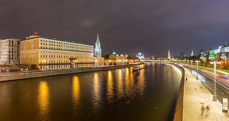 Ночной вид Москвы-реки в Москве. По правую сторону от Москвы-реки находится Кремль