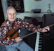 Le violoniste Stéphane Grappelli devant un piano à Londres en 1974.