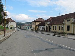 Zastávka, ulice 1. máje – hlavní komunikace