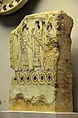 Placă de teracotă glazurată din Nimrud, cu o scenă de la curte; 875-850 î.Hr.; teracotă arsă și glazurată; înălțime (fără bază): 30,6 cm, înălțime (cu bază): 38,3 cm; British Museum