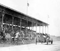 O Alco Six de corrida dirigido por Harry Grant na linha de chagada da Copa Vanderbilt de 1910.