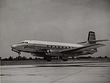 photographie en noir et blanc d’un avion quelques secondes avant l’atterrissage