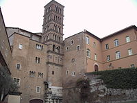 Localisation des vestiges du coin sud-ouest de la terrasse par rapport à la basilique Santi Giovanni e Paolo, le long du Clivus Scauri.