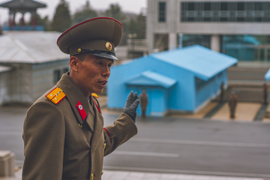 DPRK - El guía serio en su trabajo (39118166480).png