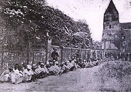 Filipino POWs near San Miguel Cathedral, 1899.jpg
