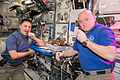 Lindgren e Scott Kelly dell'Expedition 44 mangiano la prima verdura cresciuta, raccolta e mangiata nello spazio