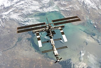 La Station spatiale internationale (ISS), août 2005. (définition réelle 2 932 × 1 980*)