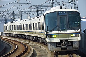 221系電車による普通列車 （2022年3月 南吹田駅）