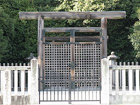 Brama torii przed wejściem do grobowca